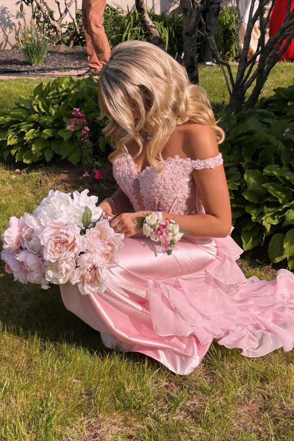 Lace Ruffle Lace Applique Off-the-shoulder A-line Prom Dress in Pink
