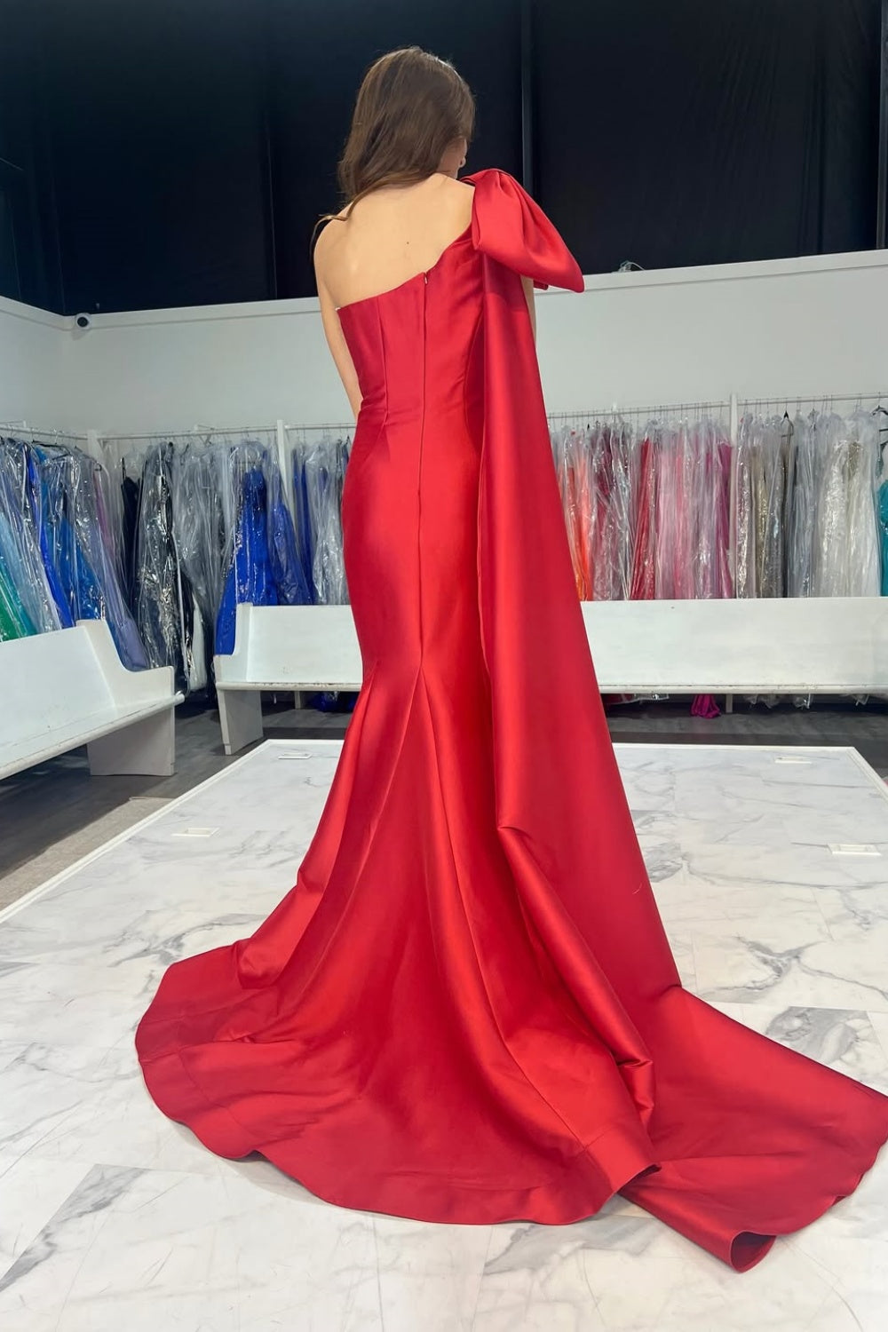 Bow One-shoulder A-line Prom Dress with Train in Red